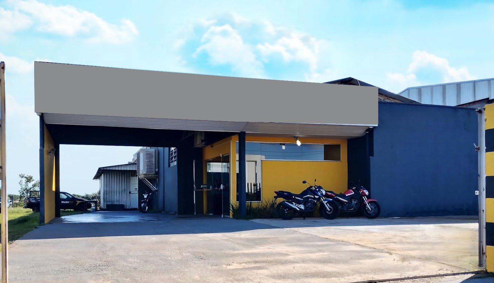 Fachada: antes, simulação com o painel da fachada em branco