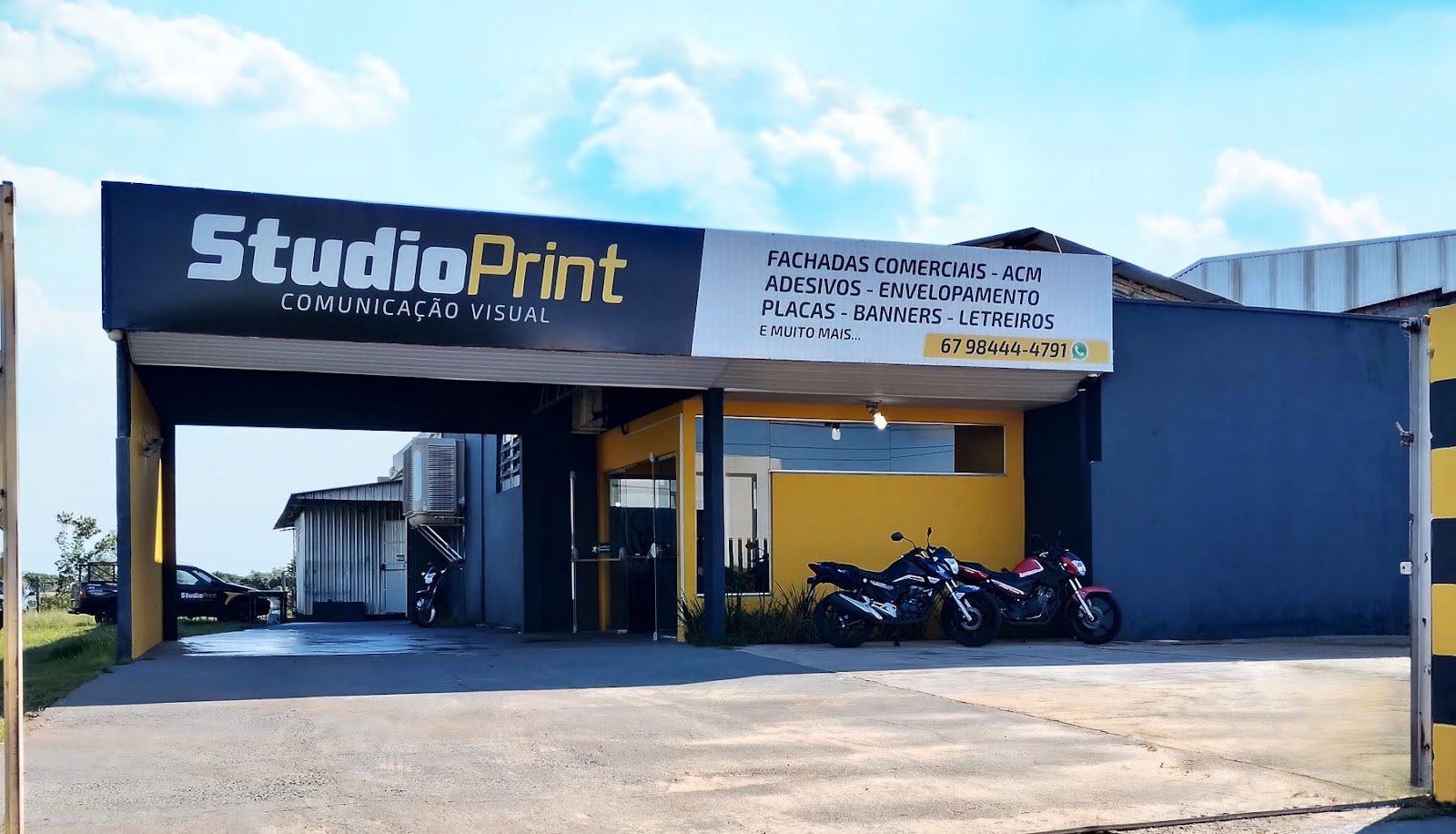 Fachada: depois, fachada da Studio Print com a comunicação visual instalada